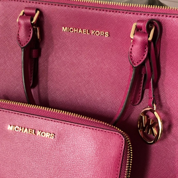 This is a brand new Micheal Kors genuine leather handbag and matching wallet. - Picture 2 of 10